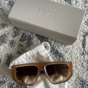 Dezi Backtrack Sunglasses in Honey Maple